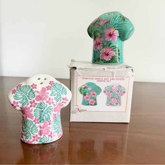 Cracker Barrel Hawaiian Aloha Shirts Salt and Pepper Shakers Set Hibiscus Leaves - Picture 4 of 6